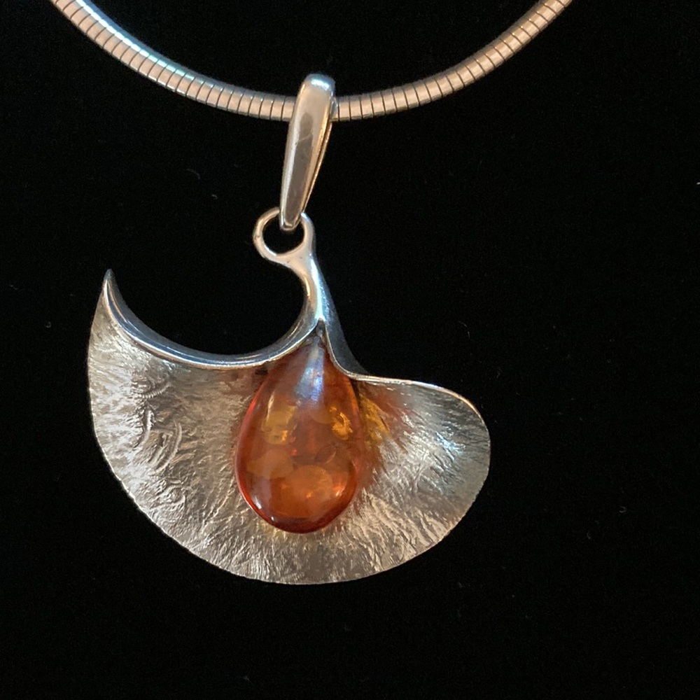 Amber and silver necklace - Picture 2 of 10